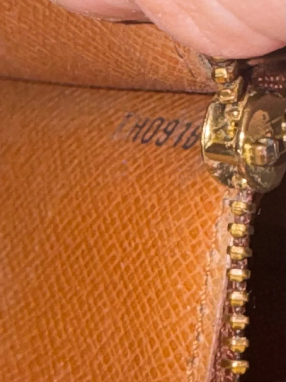 ✅AUTH✅LOUIS VUITTON WALLET ON A CHAIN